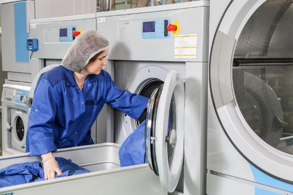Работник прачечной. Прачечная спецодежды. Стирка и химчистка спецодежды. Стиральная машина для спецодежды вега 50кг. Стирка и химчистка спецодежды.