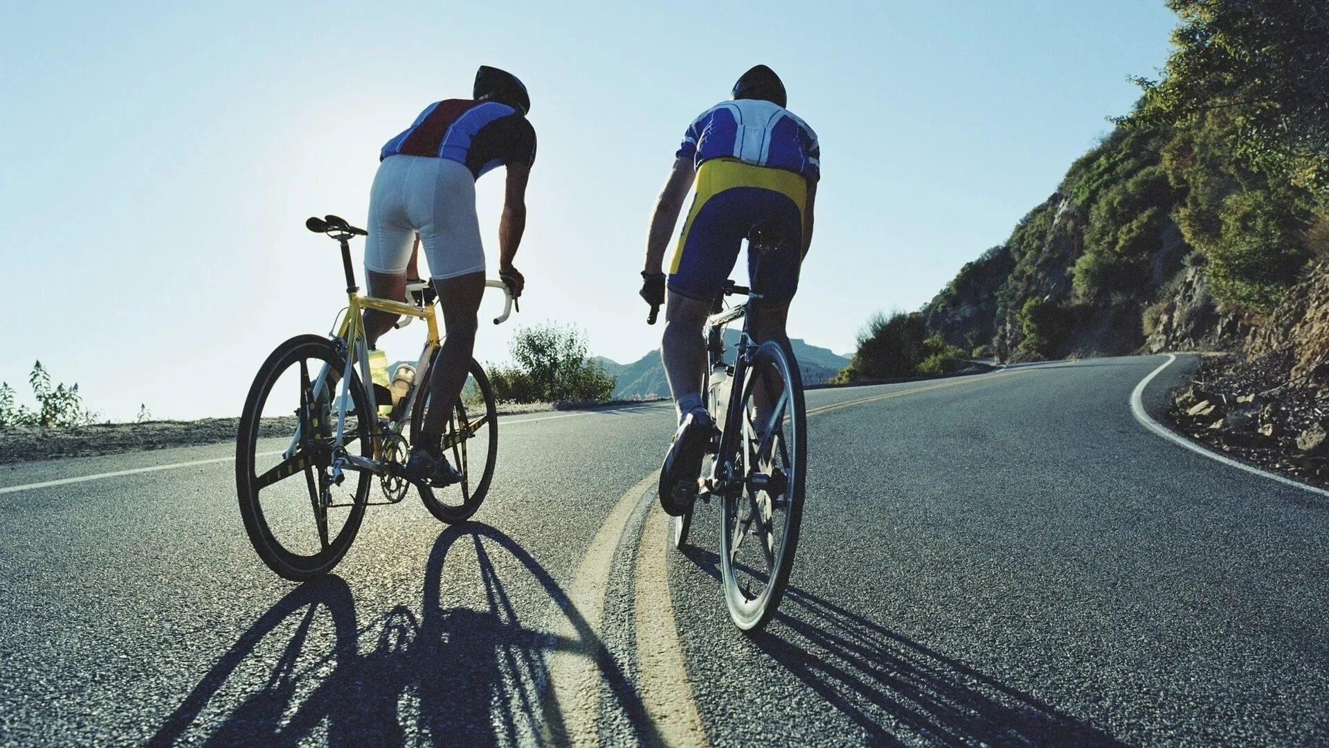 Велосипедист на дороге. Езда на велосипеде спорт. Велосипедист каждую минуту. Велосипед. Велопрогулки.