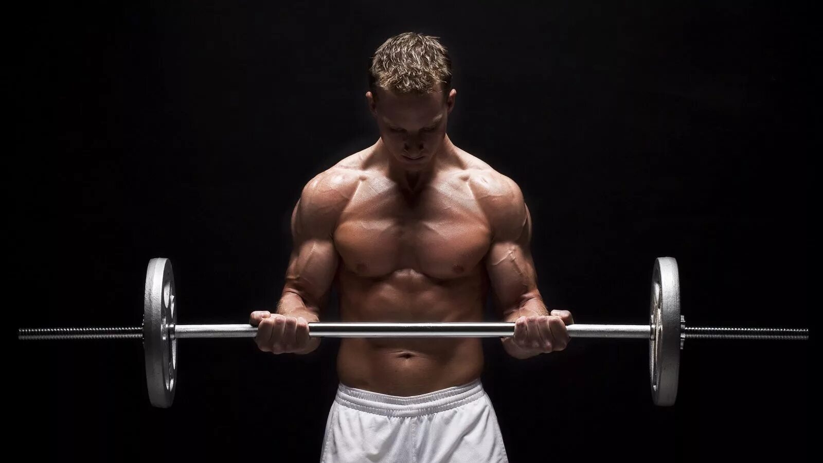 Barbell bench press. Жать на бицепс. Занятия со штангой. Подъем ez штанги на бицепс. Бодибилдеры в спортзале.