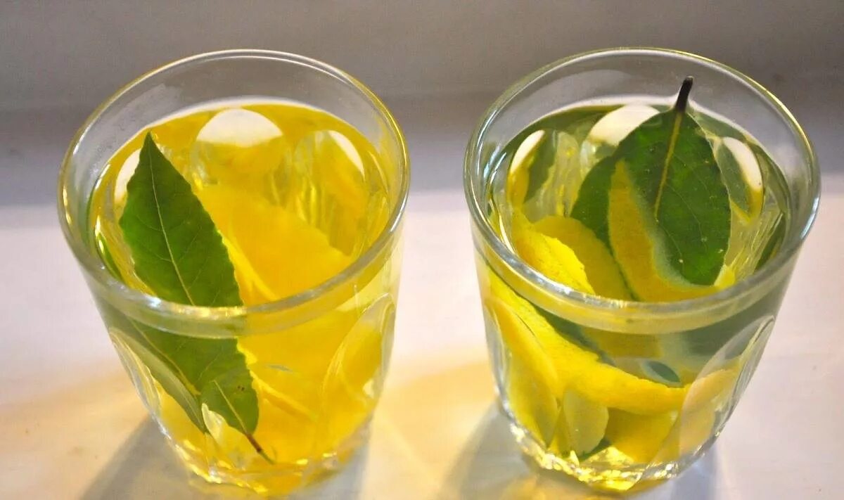 Вода с лимоном кислотой. Лимон и лаврушка для похудения. Жиросжигающий напиток из лимона. Лимон и лавровый лист. Лимонный лист.