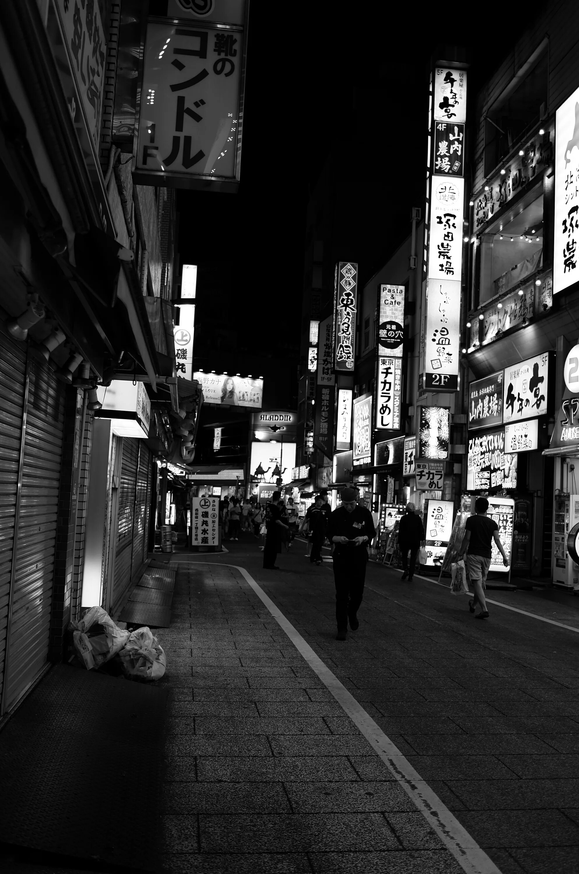 Играть в черно белый японский. Корея улицы Токио. Япония Йокогама переулки. Йокогама город в Японии мафия. Токио Синдзюку переулок.