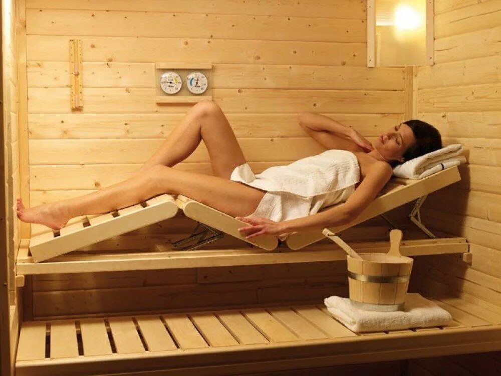 правила пользования русской баней. лежак в сауне. сколько раз в баню. полезность бани. баня.