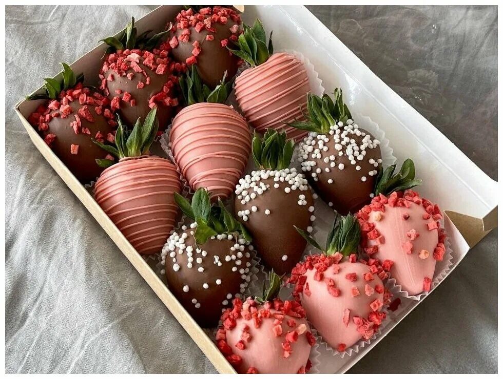 клубника в шоколаде 6 шт. Chocoroom рязань. клубника в шоколаде в коробке сердце. Chocoroom. чокорум.