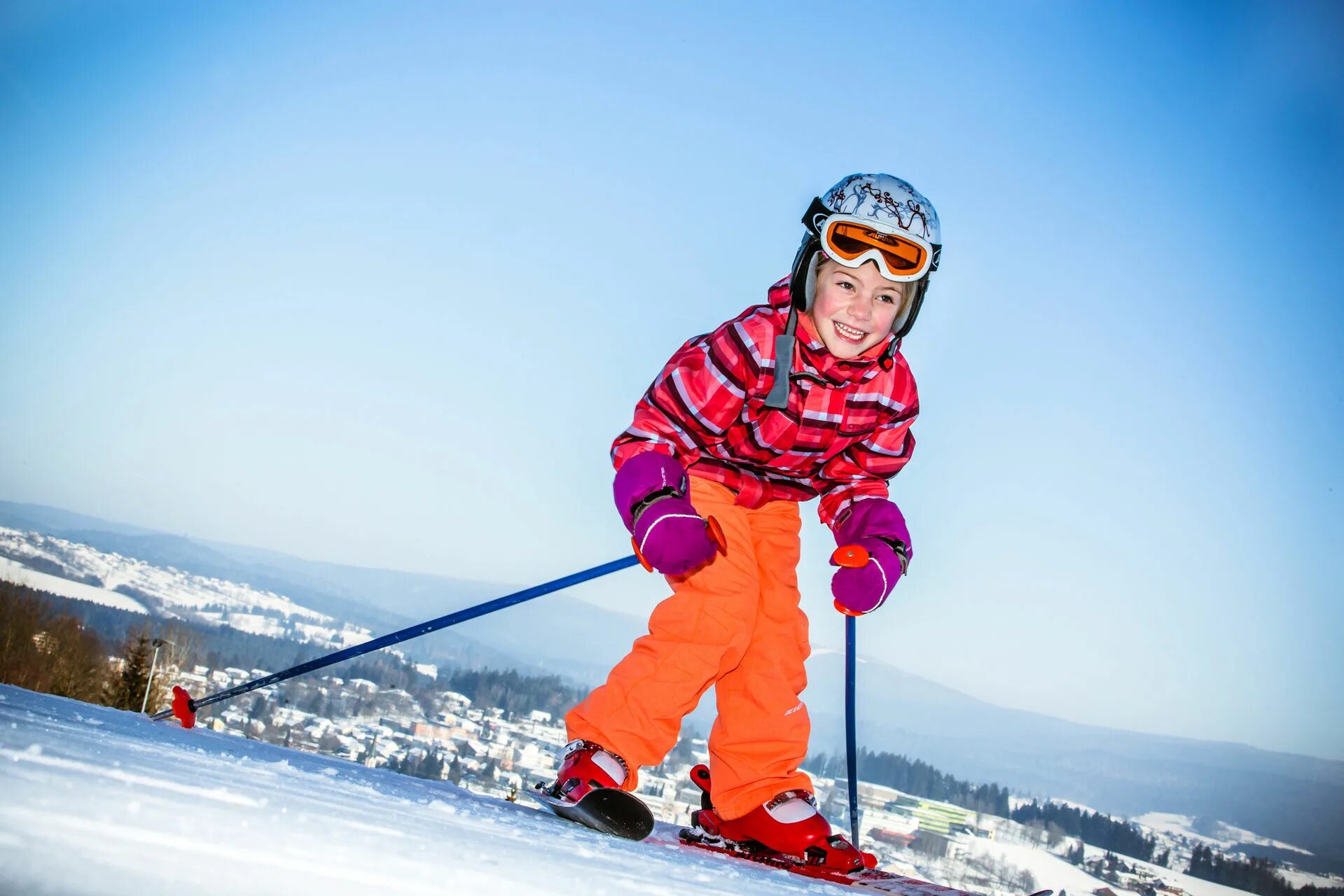 Лыжный спорт дети. Горнолыжный спорт дети. Дети на горных лыжах. Мальчик на лыжах.