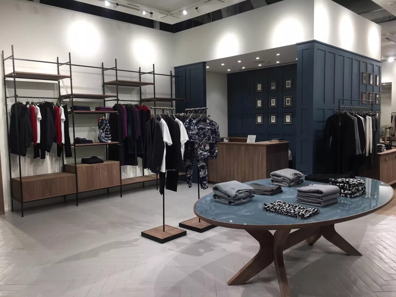 Уикенд магазин. Уикенд магазин одежды на Ломоносовском проспекте. Weekend Max Mara магазин. Weekend магазин.