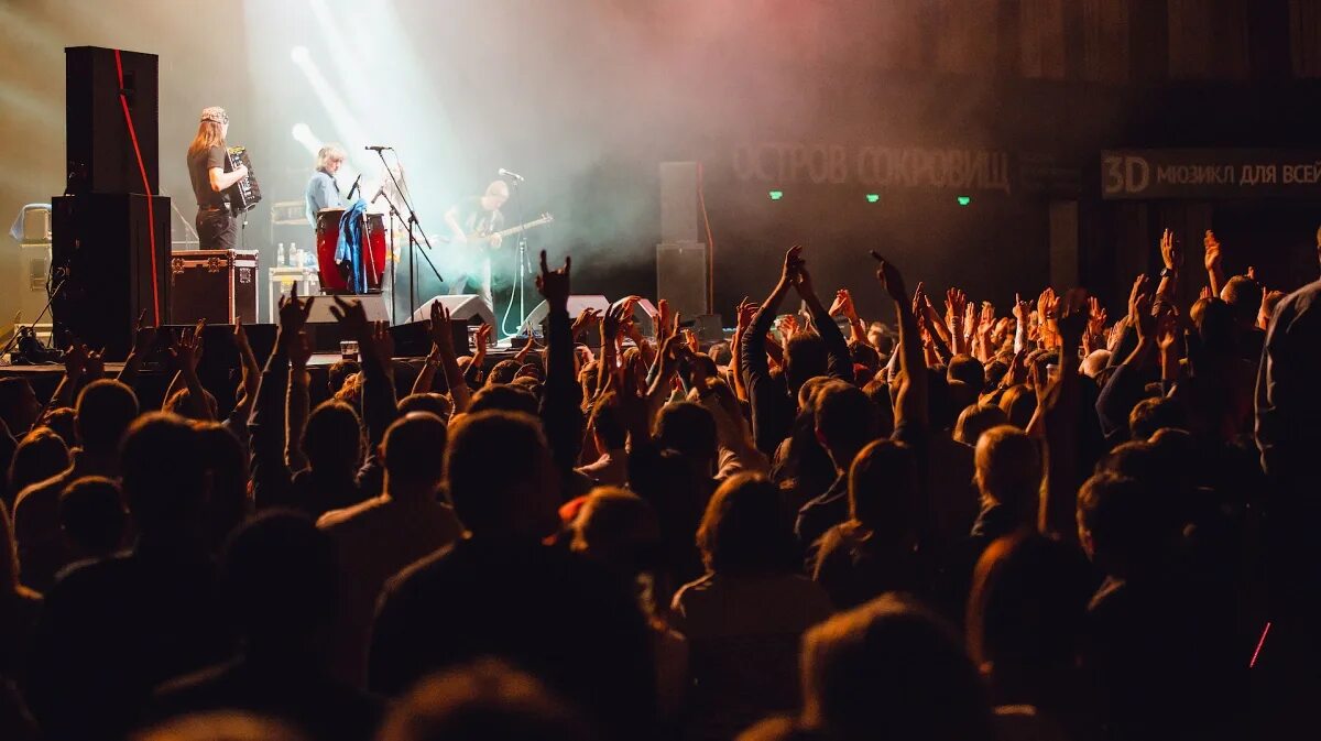 Концерт сидячие места. А2 green concert сидячие места. Концерт сидячие места. Конвенциональная толпа фото. А2 green concert сидячие места.