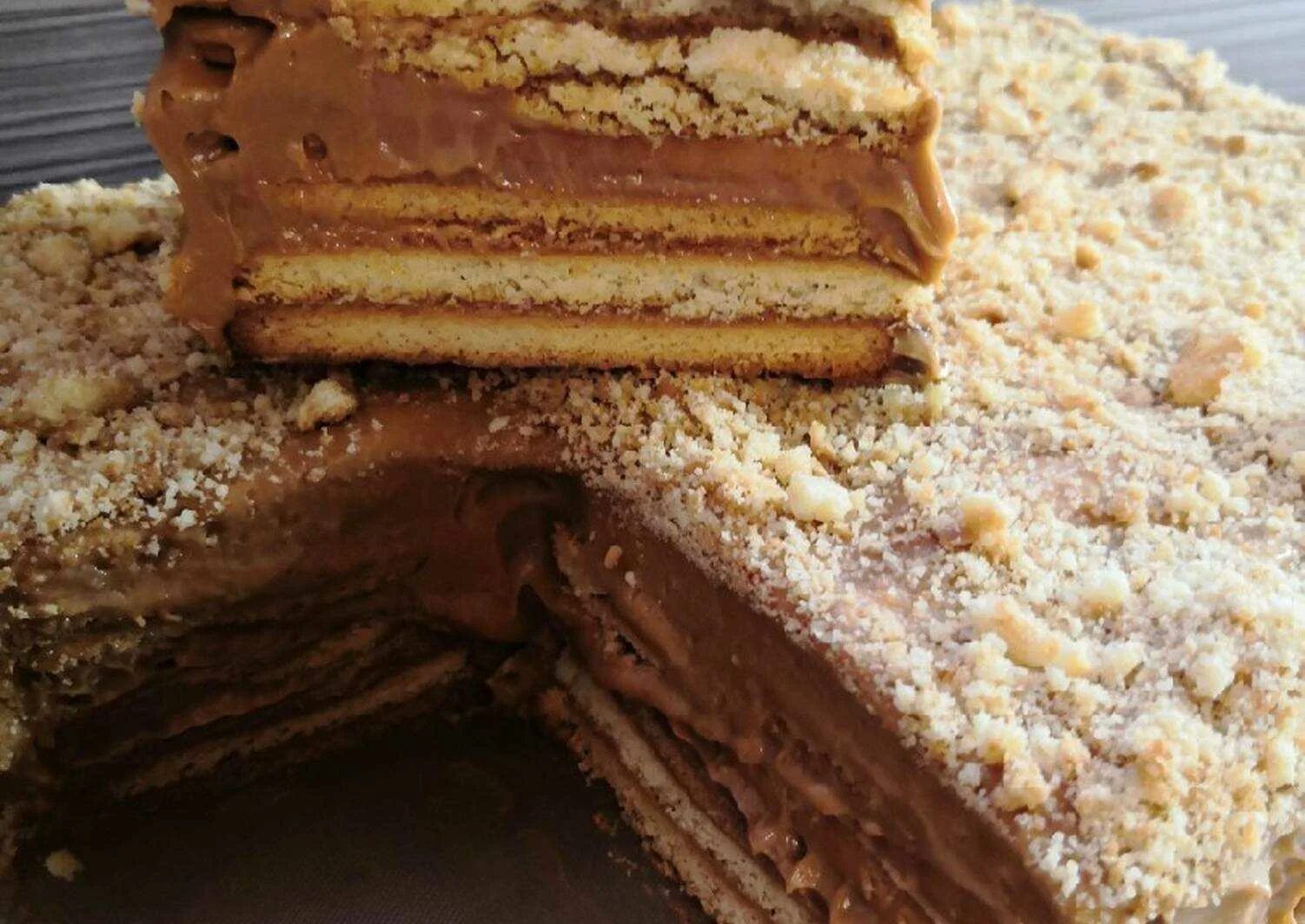 Рецепты тортов без сгущенки. Торт с печеньем и сгущенкой. торт из печенья без выпечки со сгущенкой. тортик из печенья без выпечки со сгущенкой. торт из печенья и сгущенки.