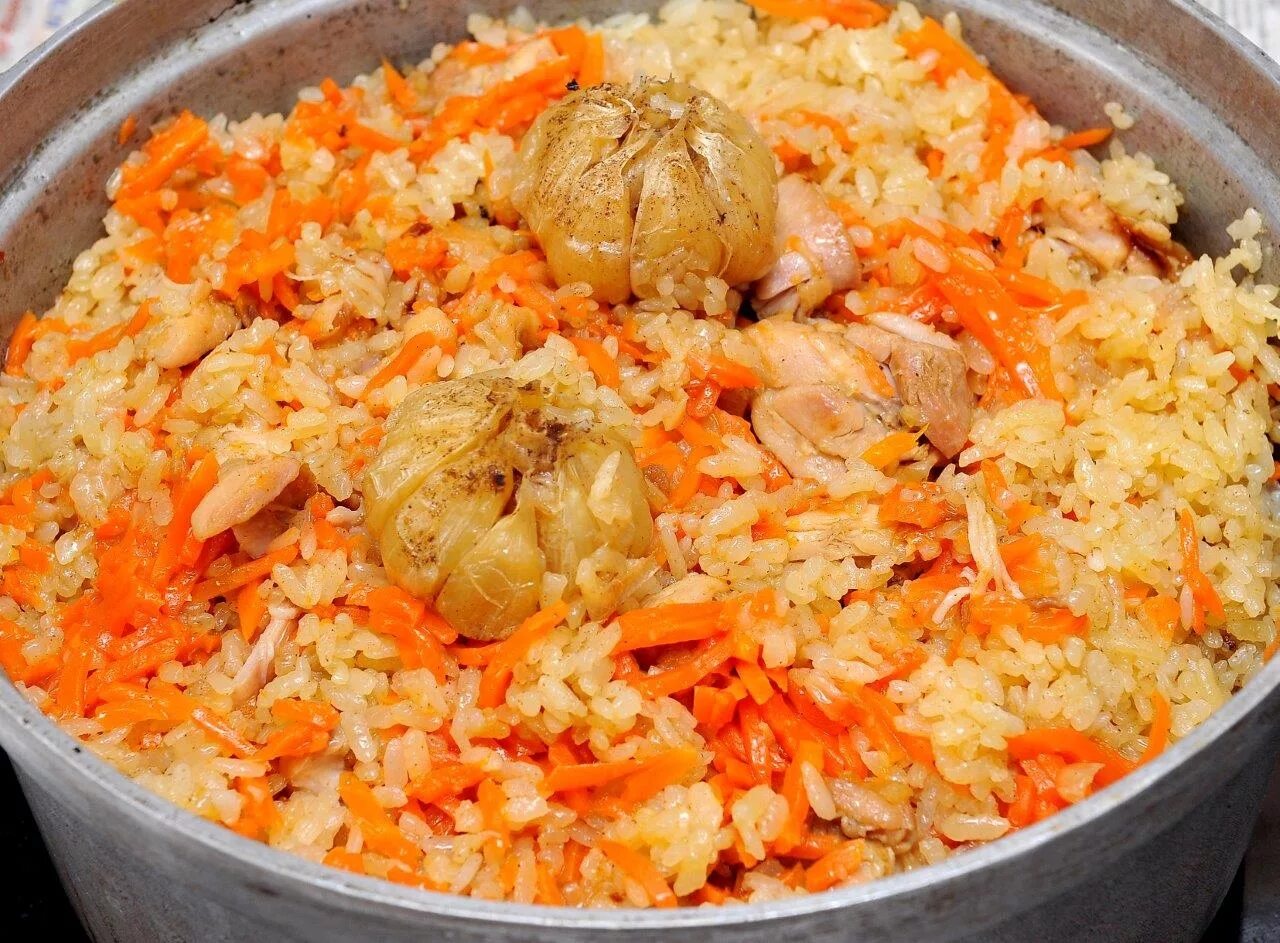 Как приготовить курицу с морковкой. Как приготовить курицу с морковкой. Запеченная курица. Кухня наизнанку курица. Курица тушеная с луком.