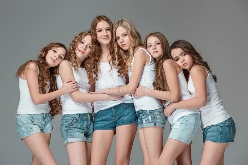 Группа красивых девушек. Фотосессия группы девушек студенток. Фотосессия подруг. Молодые девочки группой. Группа девушек подрост.