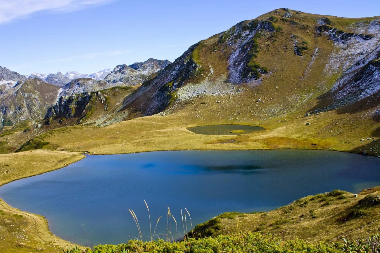 Про 7 озера. Долина семи озер Абхазия. Долина семи озер Абхазия экскурсия. Долина Семиозерье Абхазия. Перевал Пыв 7 озер.