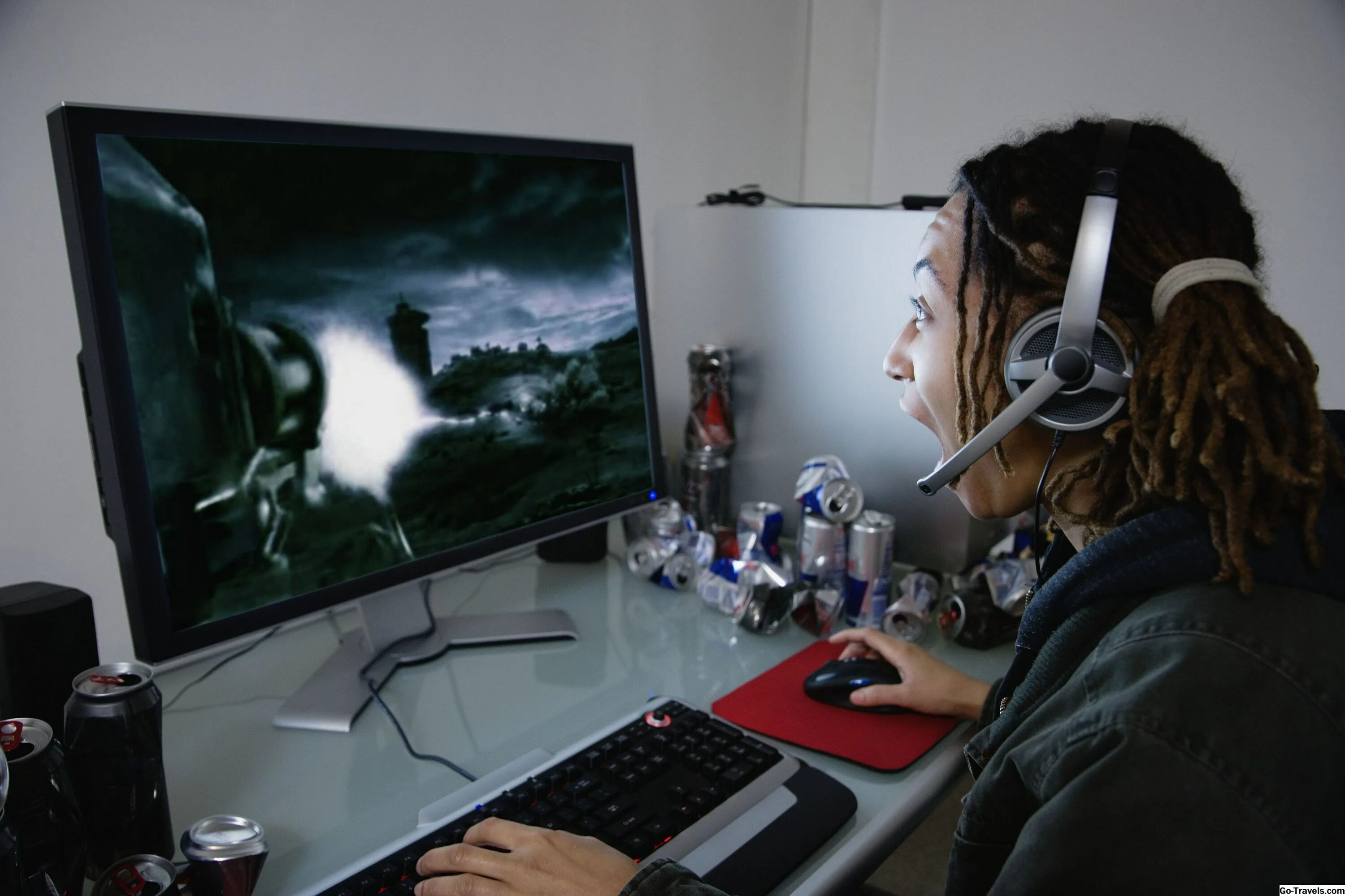 Значение компьютерных игр. Игрок в компьютерные игры. люди играющие в компьютерные игры. геймер за компьютером. человек играющий в компьютер.