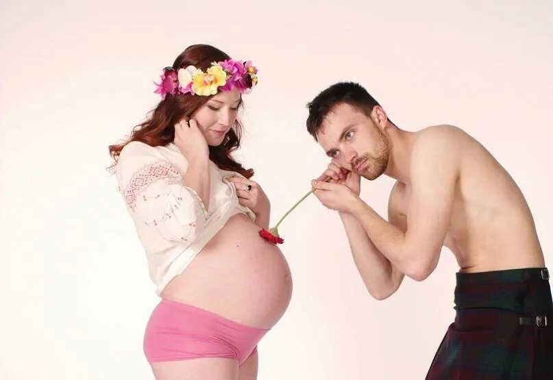 Мужчины при беременности жены. Смешные фотосессии беременных. Прикольные фотосессии с беременными.