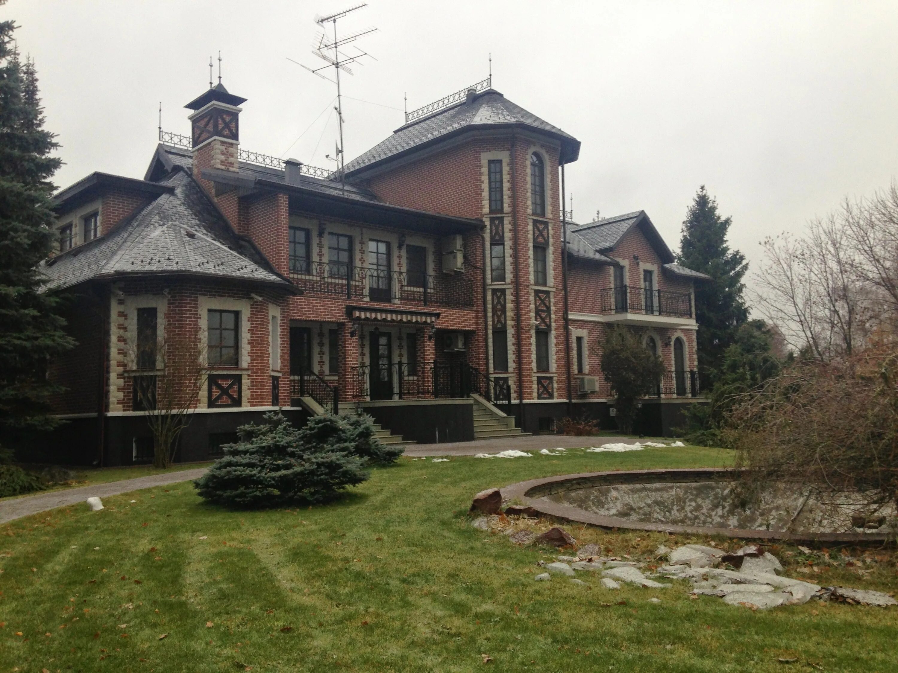 подмосковье коттеджный поселок шишкин лес. поселок шишкин лес усадьба. микрорайон солнечный троицк. деревня пучково троицк коттедж. рендеры коттеджей.