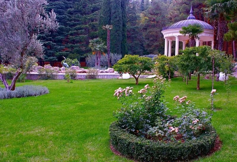 Партенит парк айвазовского весна. Сад парадиз. Сад парадиз. Парк айвазовского партенит японский сад. Ротонда парк айвазовского.