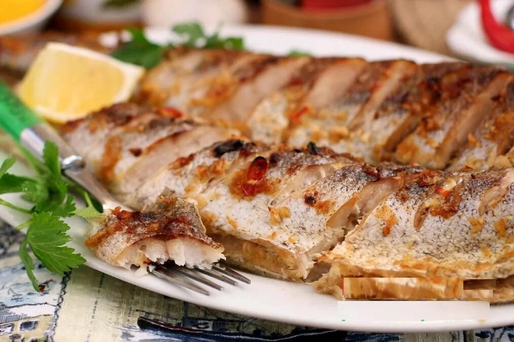 Запеченный хек рецепт. Хек в духовке самый вкусный. Запеченный хек рецепт. Хек в духовке. Рыба хек в духовке.