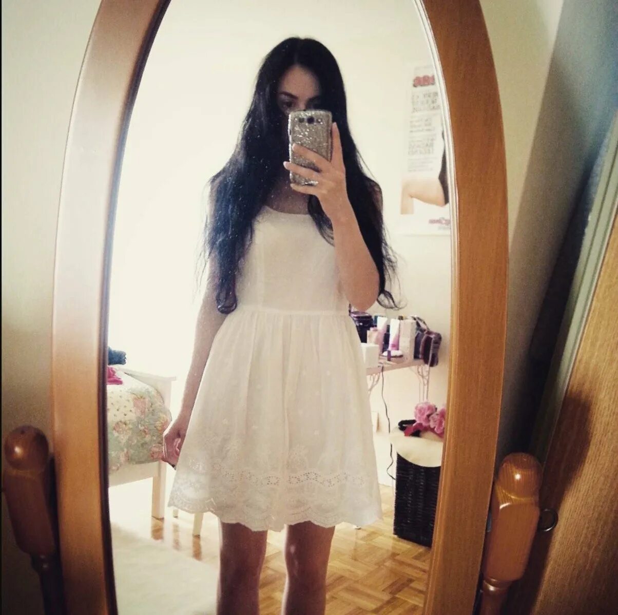 Брюнетка в платье селфи. Девушка в белом вечернем платье. Селфи в вечернем платье. Девушка в платье без лица. Селфи в красивом платье.