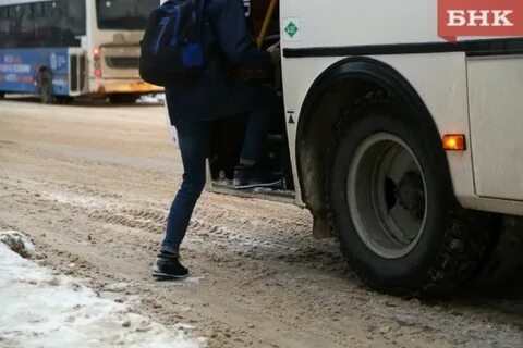 Автобус на тротуаре