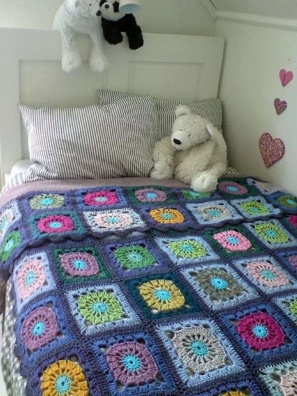 вязаные покрывала. необычные пледы своими руками. плед квадратами. плед из квадратов. яркий вязаный плед.