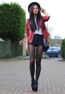 Жеке қонақ үй дәлізінде жалаңаш қыздар