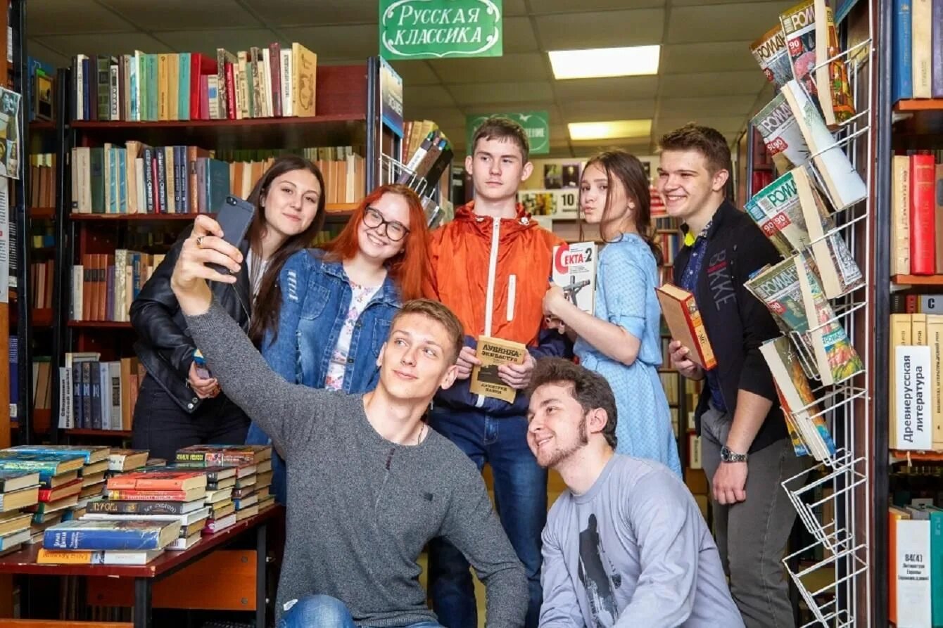 Год молодежи работа библиотек. Селфи в библиотеке. фотосессия в библиотеке. селфи с книгой в библиотеке. библиотека фото.