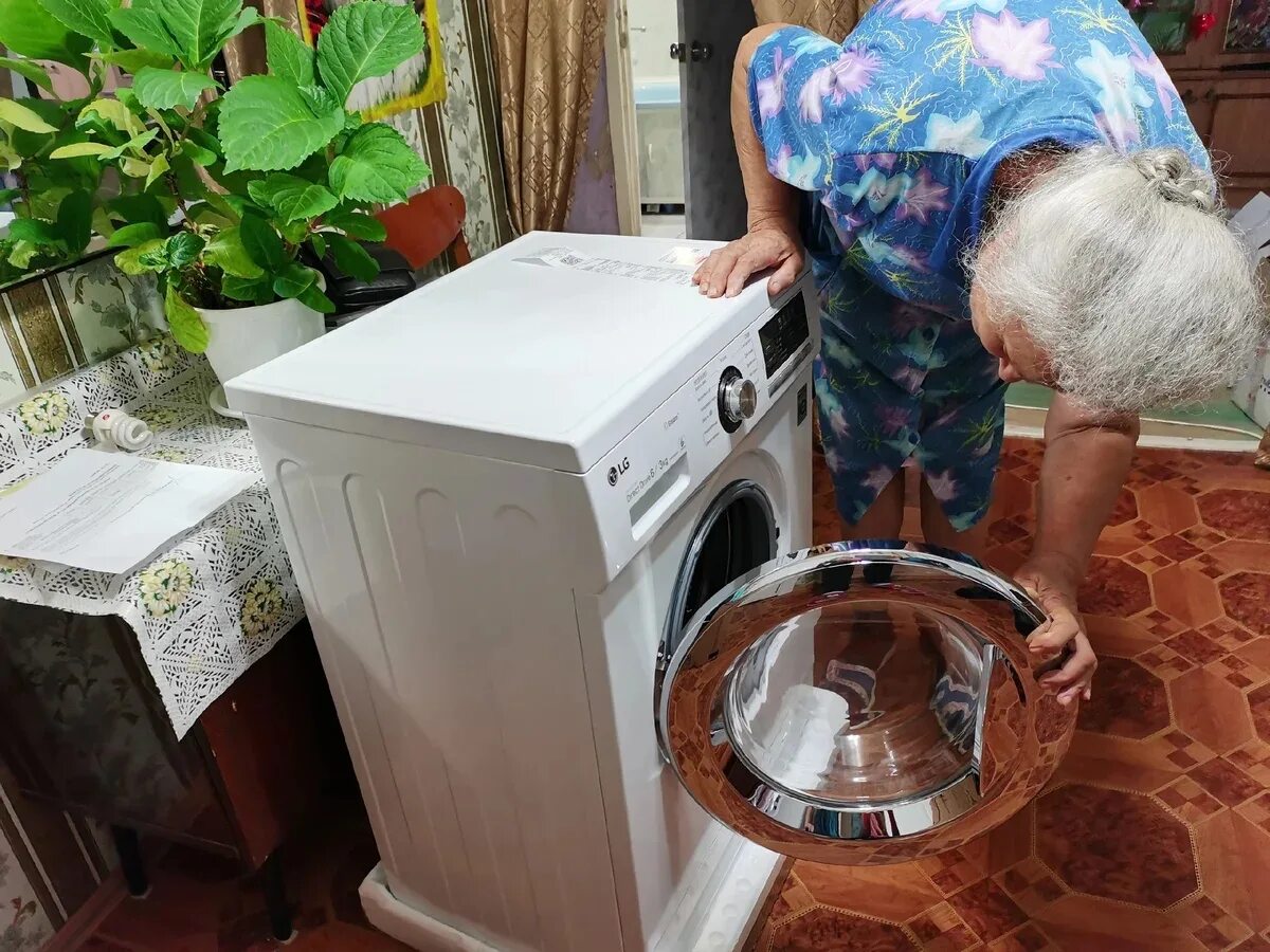 Отдам стиральную машинку. Стиральная машина для бабушки. Украли стиральную машину. Старая стиральная машина. Сворованная стиральная машина.