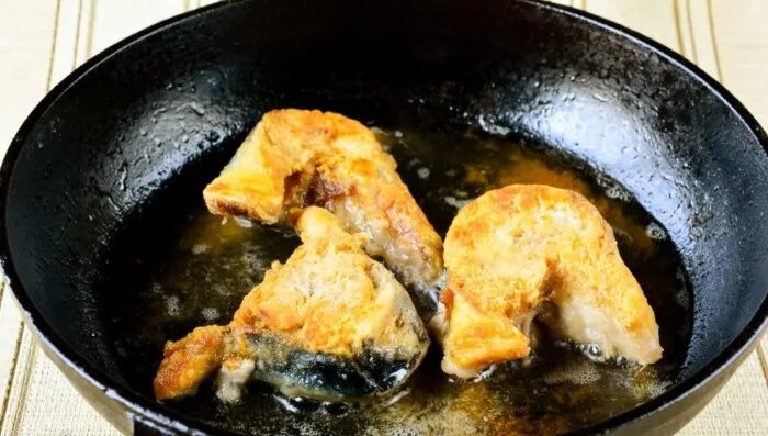 Скумбрия на сковороде с луком и морковью, сметаной, майонезом, томатной пастой