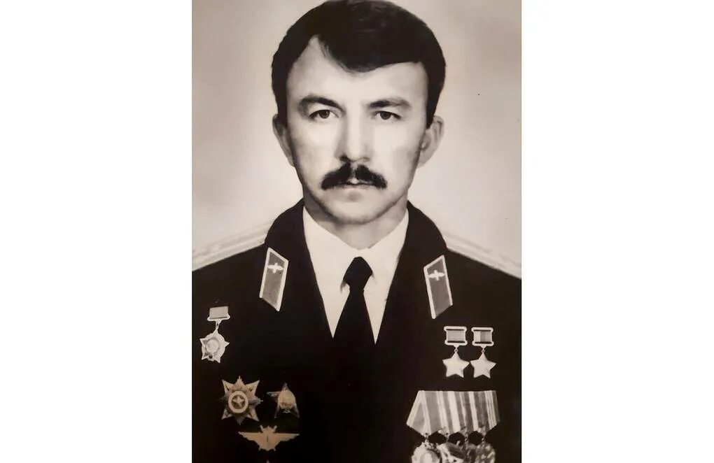 Майданов николай саинович в афганистане. Полковник майданов николай саинович. Летчик майданов николай саинович. Полковник майданов николай саинович. Полковник майданов николай саинович.