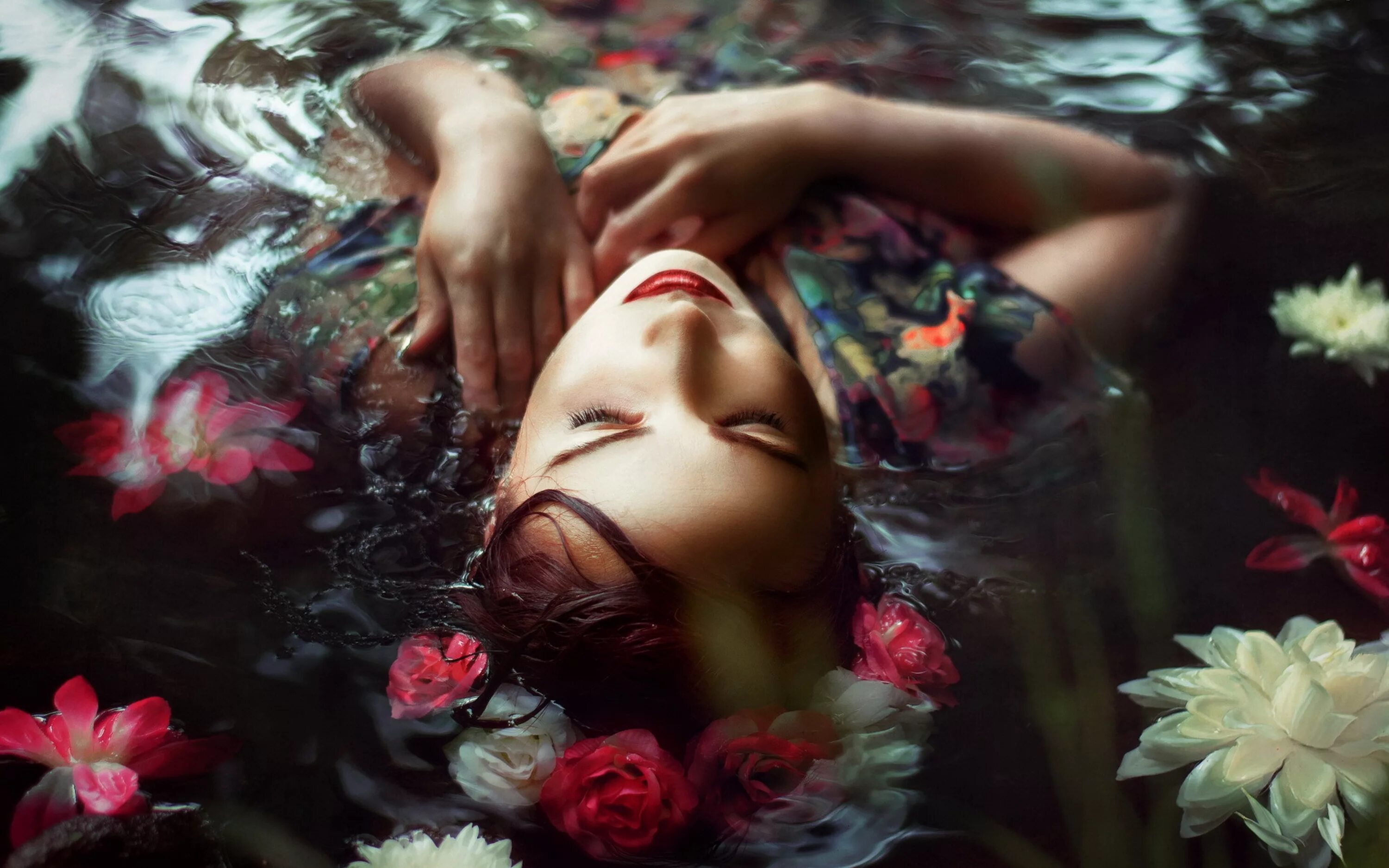 Девушка лежит в воде. Девушка лежит в цветах. Девушка лежит в воде с цветами.