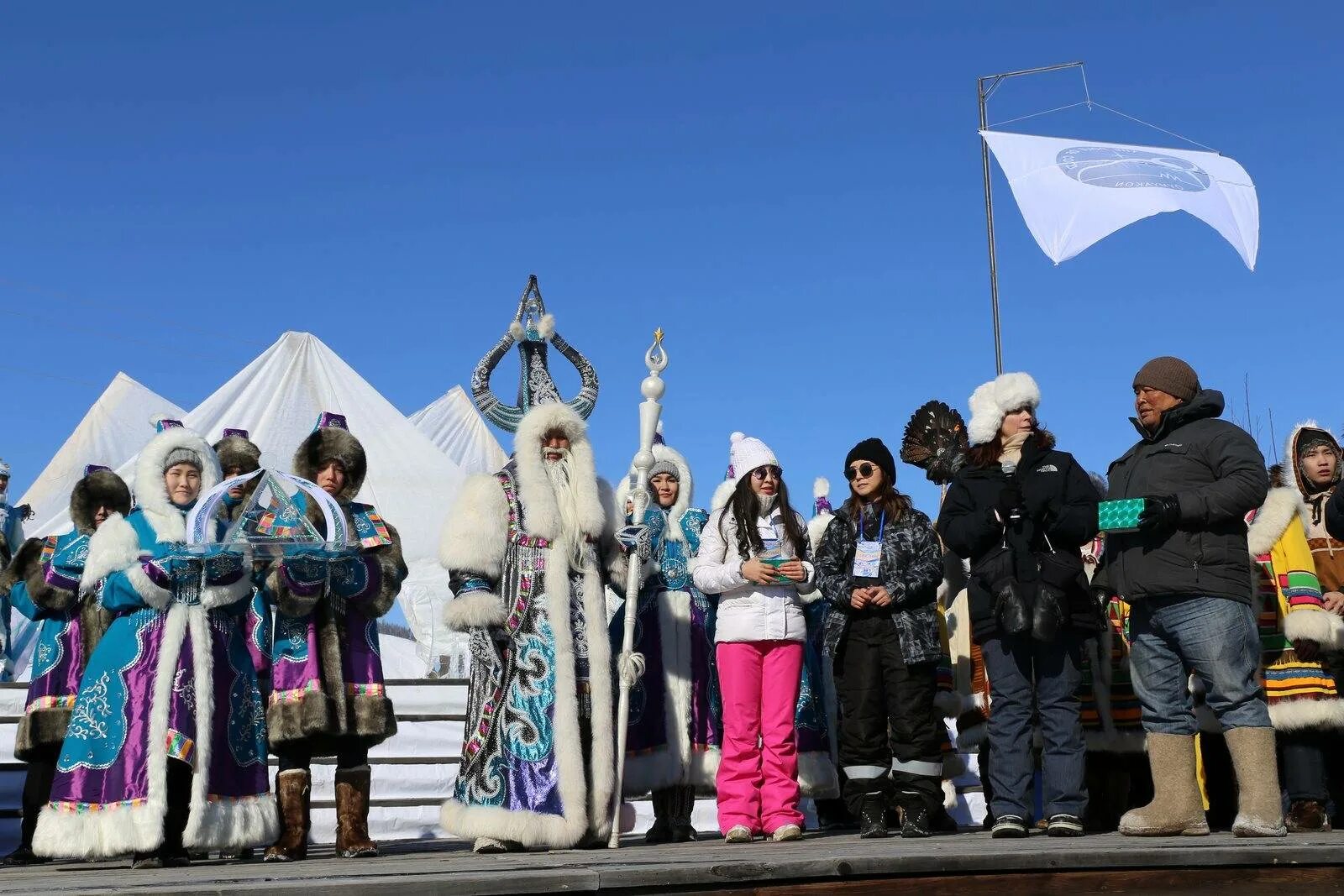 Полюс холода оймякон якутия. Полюс холода оймякон якутия. Оймякон полюс холода. Памятник оймякон полюс холода. Оймякон полюс холода.