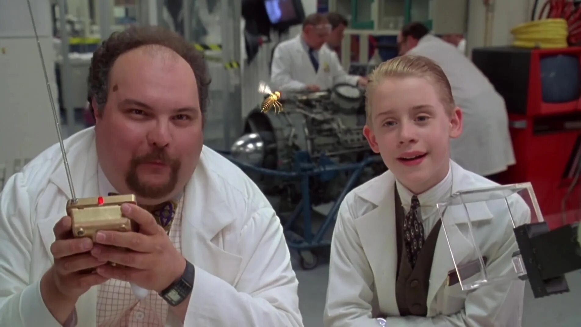 Ричи 3. Рок н рольщик всем покинуть корабль. Маколей калкин 2004. Мафия 3 персонажи. Ричи диван 2.