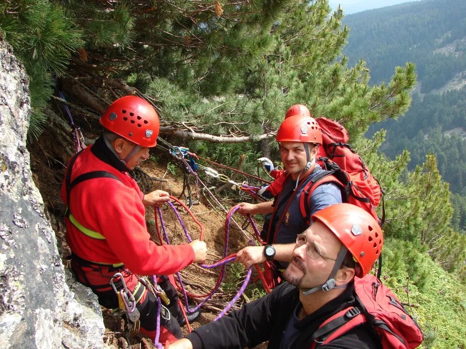 спасители страны. спасители страны. могила миклоша хорти. спасатели малибу 2. спасители страны.