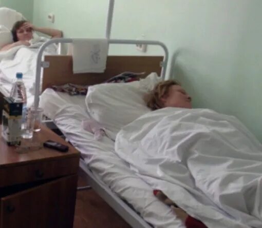 Больничная палата с больными. Больничная палата человек в палате. Фото больничной палаты. Фото больничной палаты с людьми.