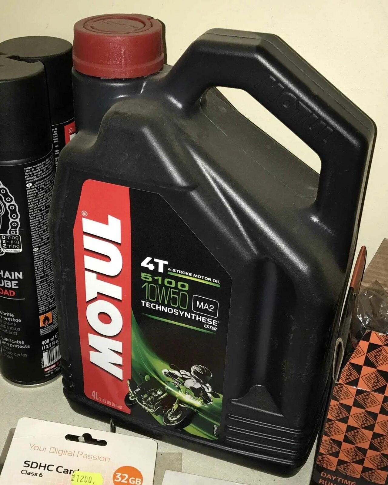 Масло в черной канистре моторное мотюль. Motul 10w50. Масло черная канистра Motul. Моторное масло 700 черная канистра. Масло в черной канистре