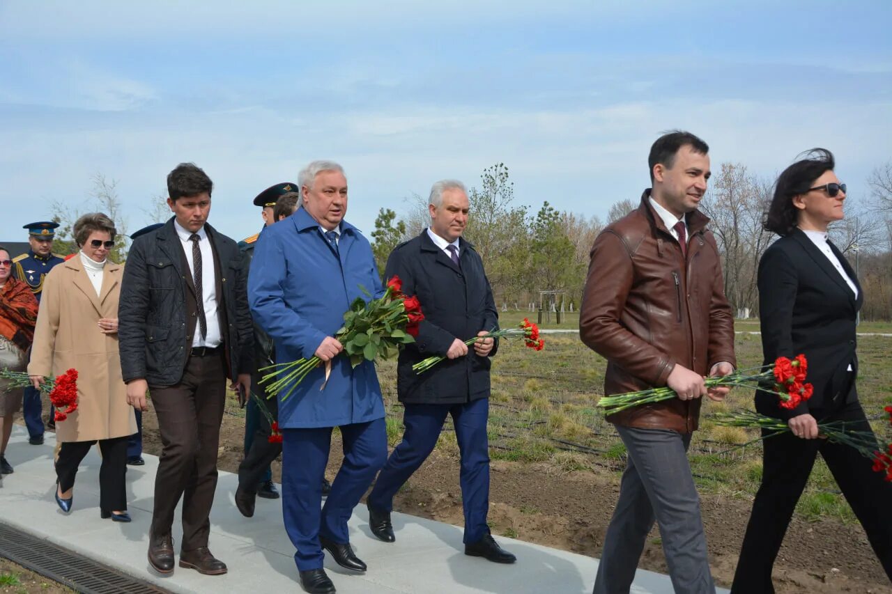 Сегодня в энгельсе по часам. Парк покорителей космоса в Энгельсе. Движение первых открытие.