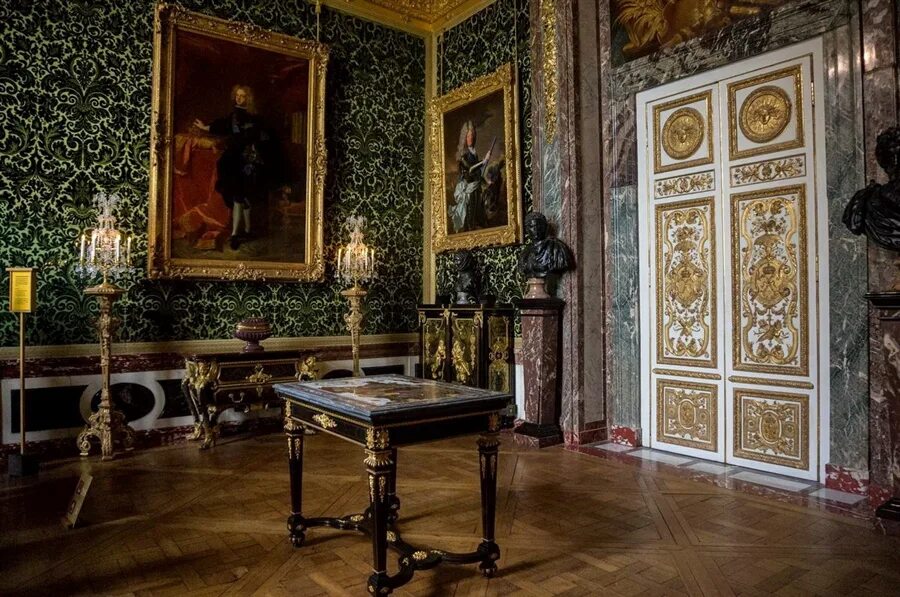 Версаль букв. Версаль зеркальная галерея Версальского дворца. Версальский дворец кабинет.