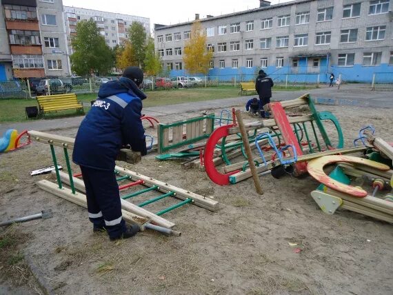 Кто чистит детскую площадку в детском саду