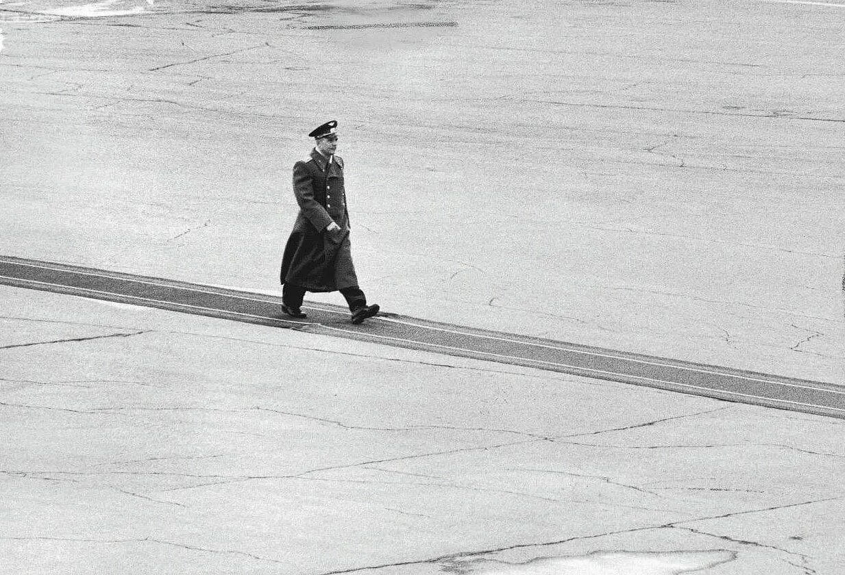 Шагают по площади. Прилет Гагарина в Москву в 1961.