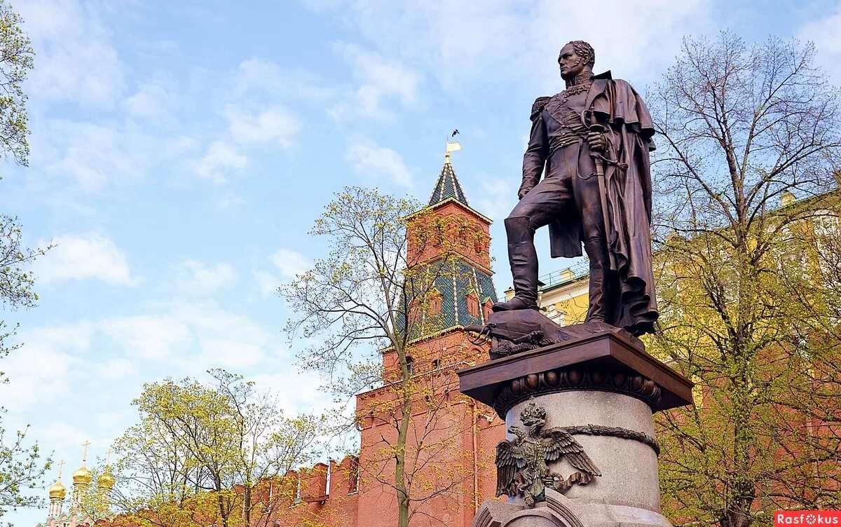 Памятник Александру 1 Щербаков. Александровский сад памятник Александру Москва. Памятник Александру в Александровском саду. Памятник Александру 1 в Москве в Александровском. Памятник александру александрову