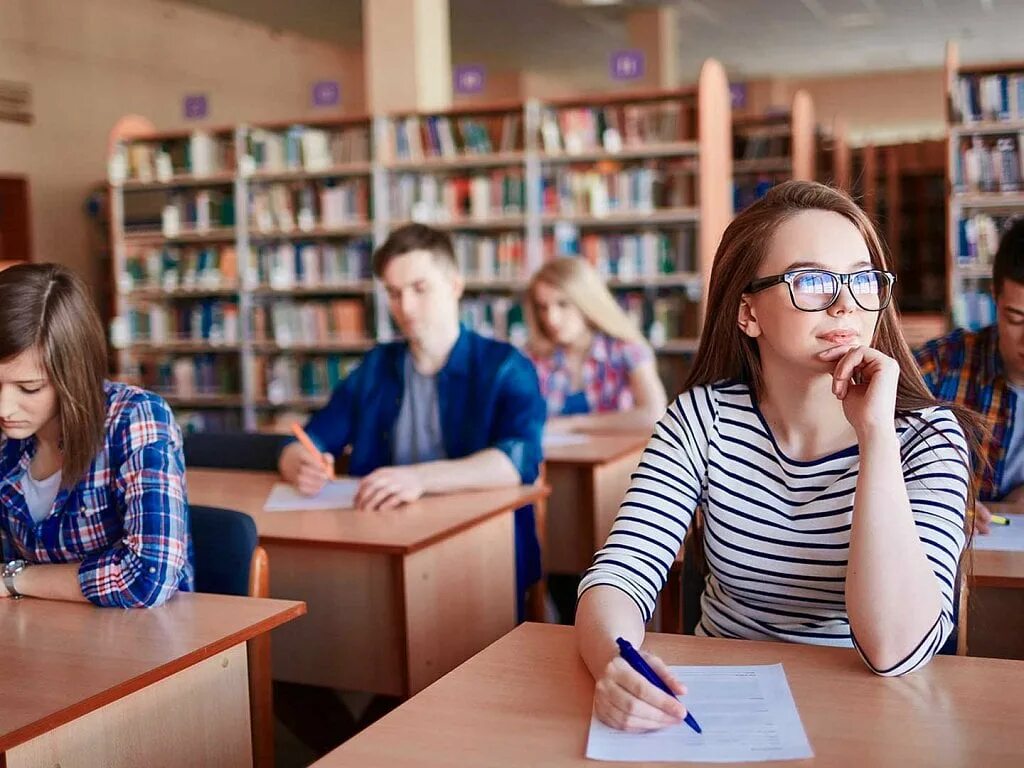 Школа егэ. Егэ. Занятия егэ. Занятия егэ. Школьники старшеклассники.