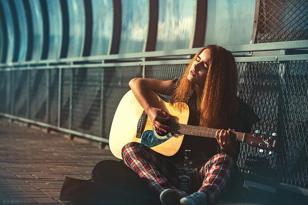 Девушка с гитарой. Девочка с гитарой. Девушка с электрогитарой. Девушка с гитарой в метро.