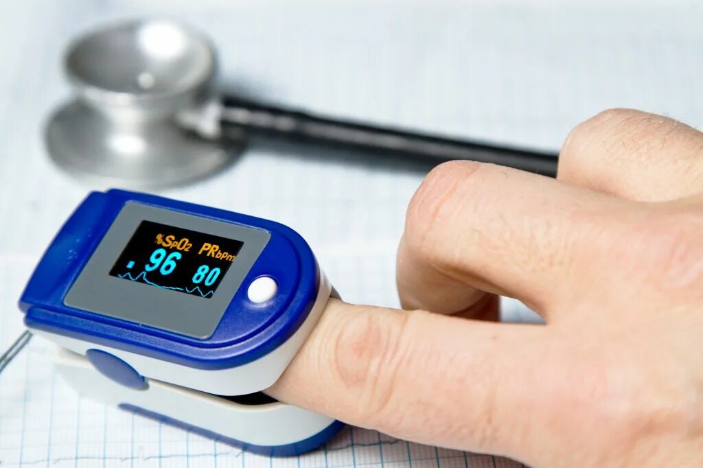 Сатурация кислорода прибор Пульсоксиметр норма. Пульсоксиметр Pulse Oximeter 2013 года. Пульсоксиметр x1906. Аппарат мери сатурации.