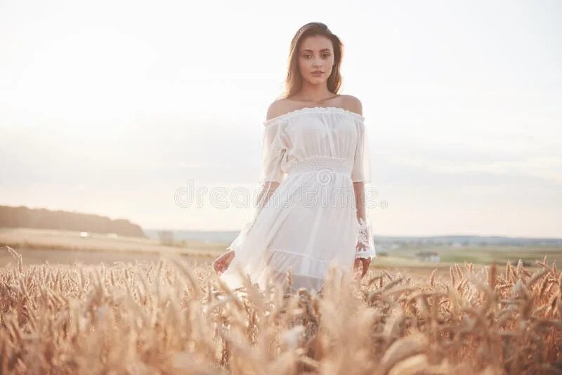 Девушка в белом платье в поле. Девушка в белом в пшеничном поле. Девочка в белом платье в пшеничном поле. Женщина в белом платье. Раз два три белом платье