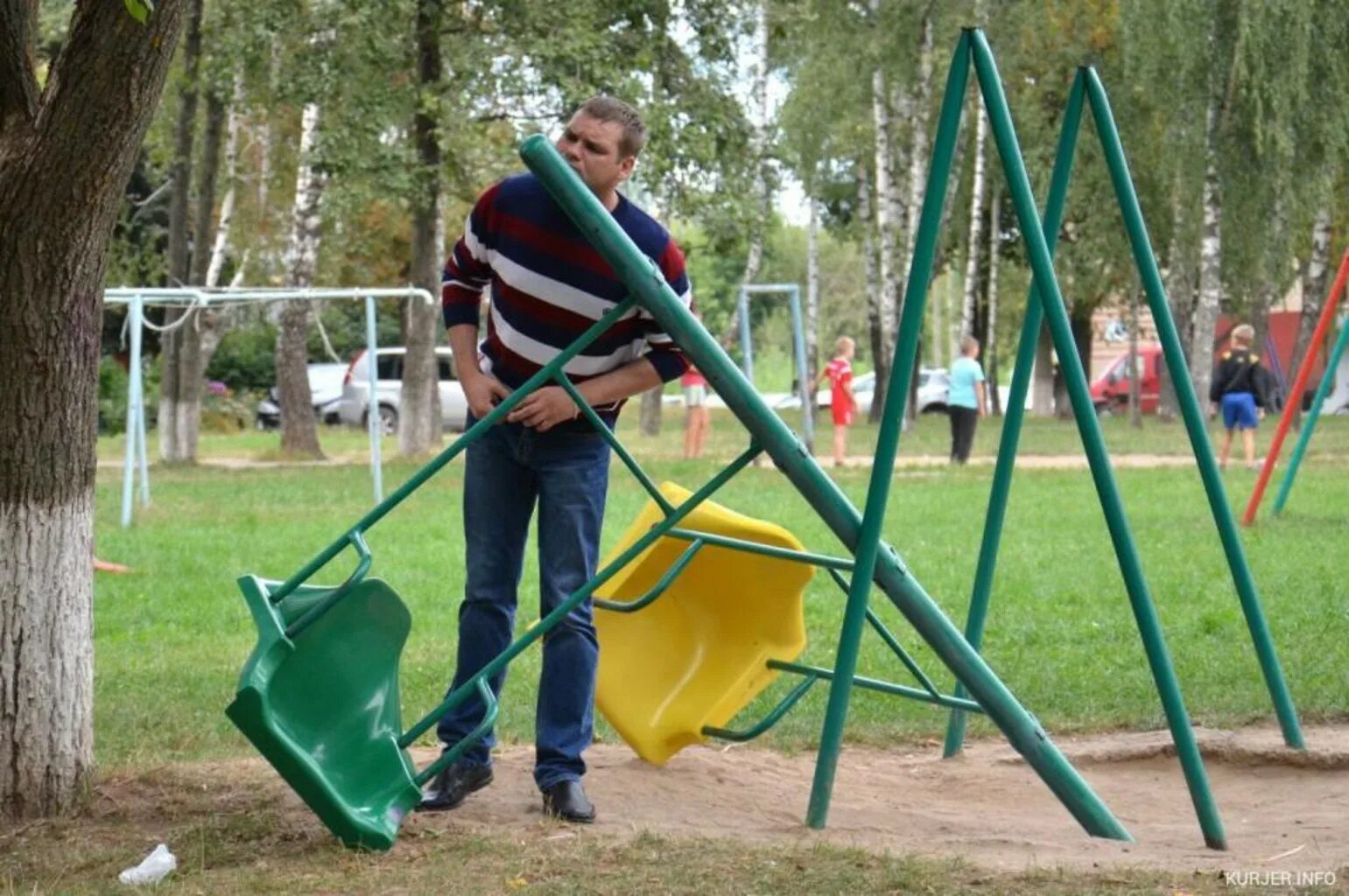 Ломают детскую площадку