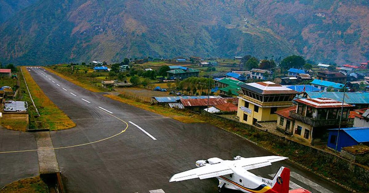 Аэропорт лукла. Аэропорт Лукла Непал. Самый опасный аэропорт в мире Лукла. Аэропорт имени Тэнцинга и Хиллари, Непал. Лукла Непал самый опасный аэропорт.