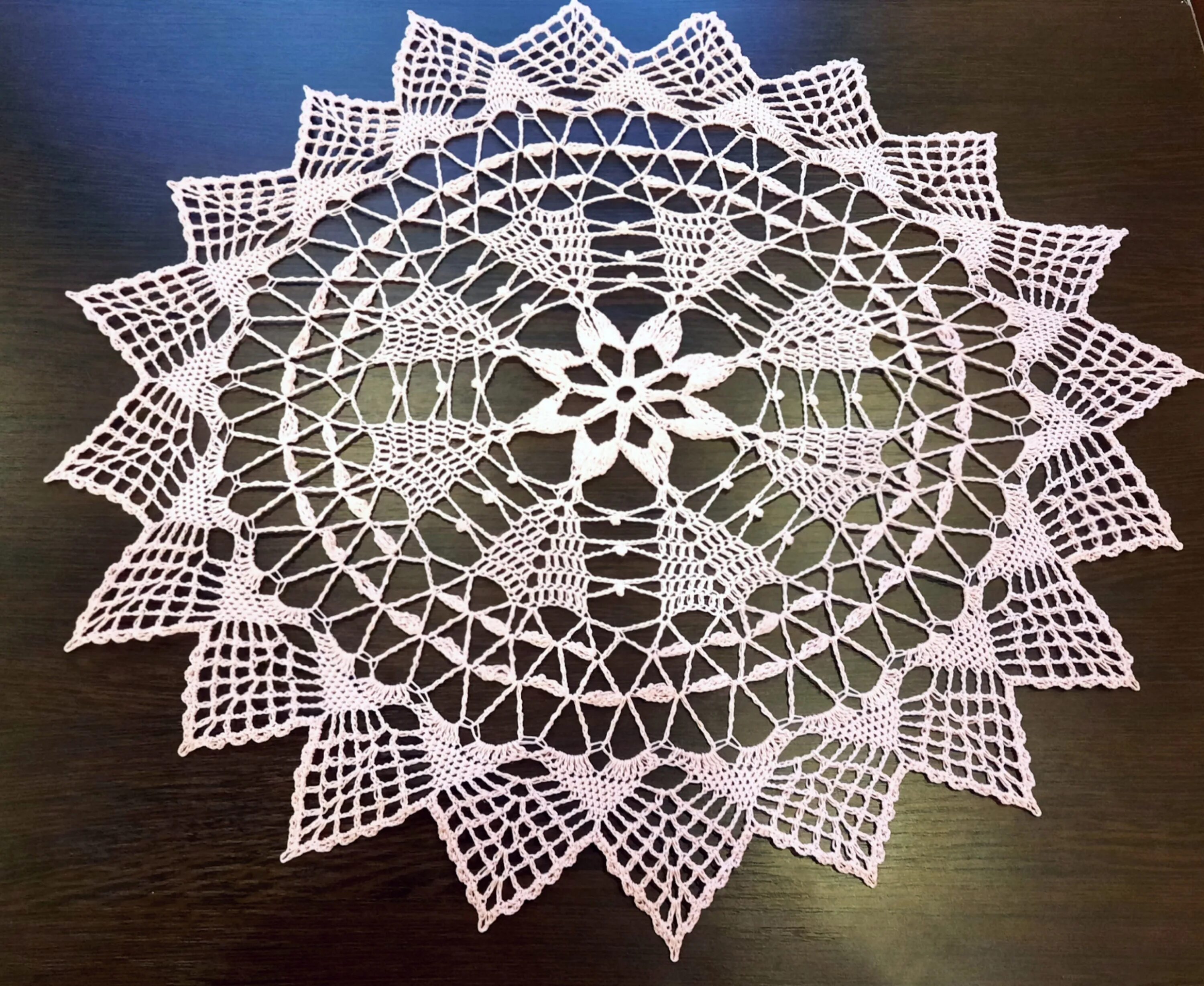 Салфетки Octagon Crown Doily.. Салфетка крючком 8 см ширина. Вязаная круглая салфетка в декоре на стене. Салфетка нежные узоры часть 2.