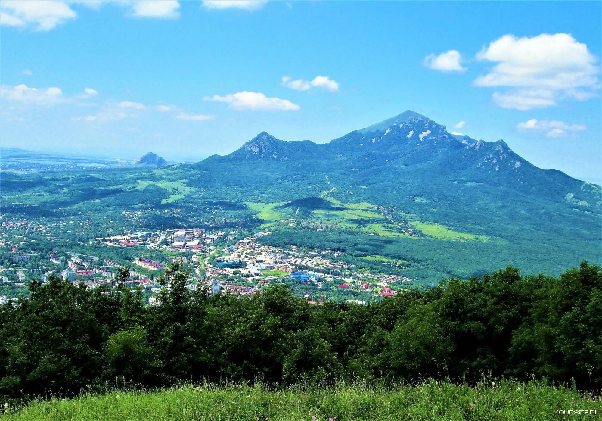 Гора бештау пятигорск. Гора бештау пятигорск. Гора машук минеральные воды. Гора бештау минеральные воды. Ессентуки гора бештау.