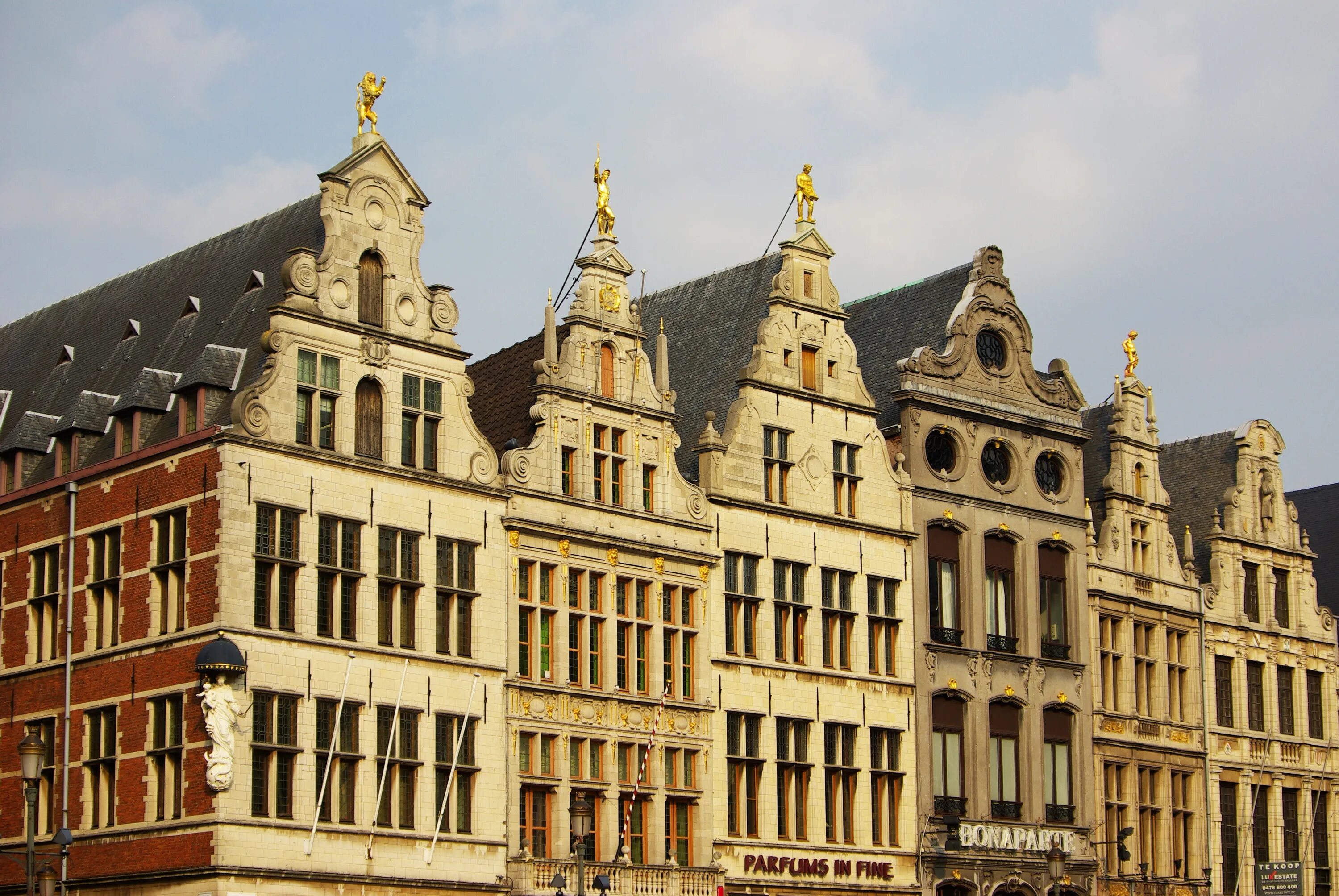 Фасада г. Фасады город Антверпен. Архитектура Австрии 16в. Антверпен фасады домов. Старинное здание.