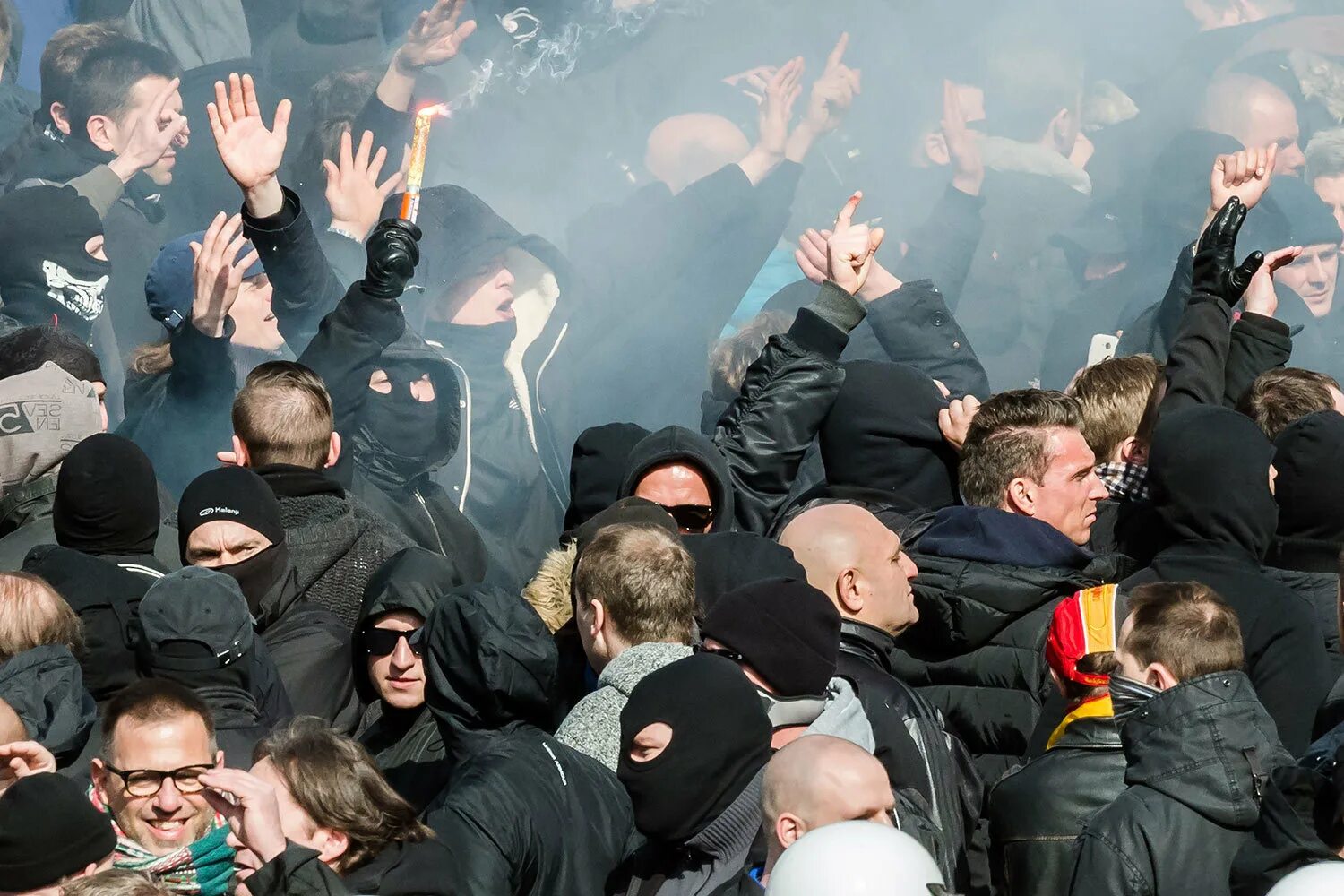 Толпа участников митинга. Агрессивная толпа. Толпа болельщиков. Толпа футбольных фанатов. Толпа поклонников.