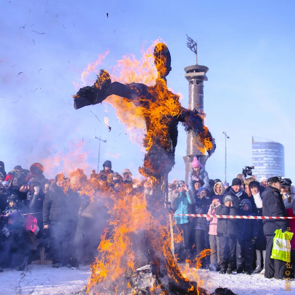 Сжигание чучела спб. Сжигание масленицы. Праздник масленица сожжение чучела. Елагин остров масленица 2022. Сжигание чучела спб.