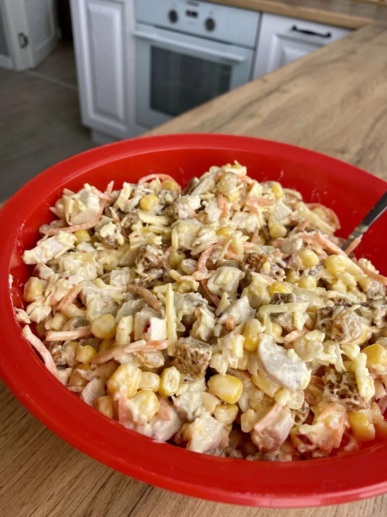 Салат с изюмом и курицей